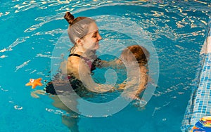 Mum learns kid to float in pool