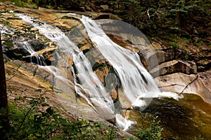 Vodopád v obří hory a geologický formace v řeka 