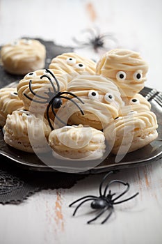Mummy macaroons for Halloween