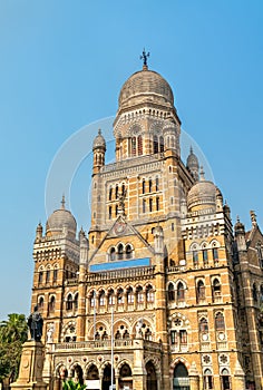 Municipal Corporation Building with statue of Phiroz Shah Mehta. Built in 1893, it is a heritage building in Mumbai