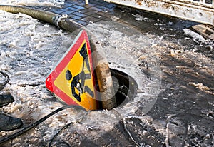 The municipal service removes the blockage in the sewer hatch. Severe winter frosts set in