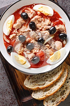 Murcian salad or mojete, a traditional fresh and light recipe that is prepared with tomato, canned tuna, black olive, egg and
