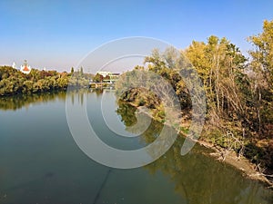 Un fiume la città ponte 