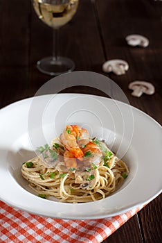 Mushroom and shrimp linguine pasta