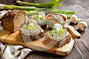 Mushroom spread with Roquefort cheese and leek