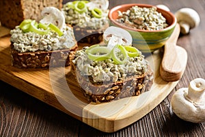 Mushroom spread with Roquefort cheese and leek