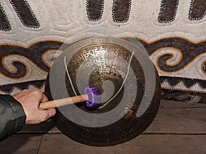 A musical instrument for playing religious music in shamanistic or Buddhist temples. Gong for music performance