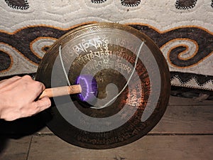 A musical instrument for playing religious music in shamanistic or Buddhist temples. Gong for music performance