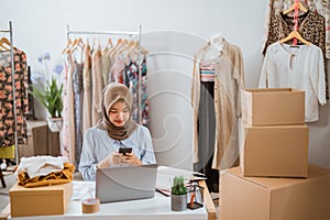 muslim businesswomen using mobile phone working