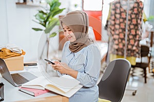 muslim businesswomen using mobile phone working