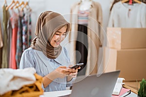 muslim businesswomen using mobile phone working