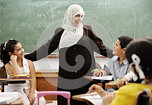 Una mujer el maestro en la clase 