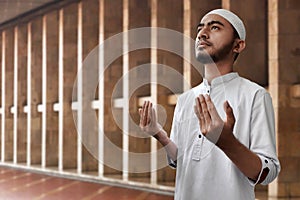 Hombre ora en mezquita 