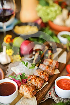 Ramadán familia. de festejando a través de mesa medio salida comida. plazos, 