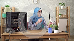 Muslim woman calls support service due to poor Internet reception