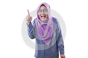 Muslim Woman Having Bright Idea, Looking at Camera Smiling and Pointing Up