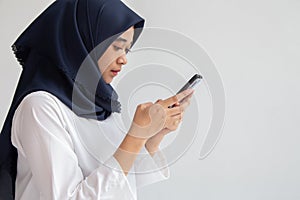 Muslim woman online  payments app smartphone :Transaction with financial security systems, communication commerce with technology