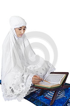 Muslim woman reads Kuran