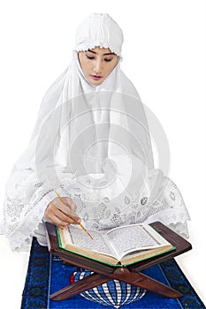 Muslim woman reads Kuran 1 photo