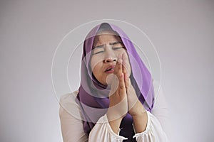 Muslim Woman Regret, Apologize Gesture