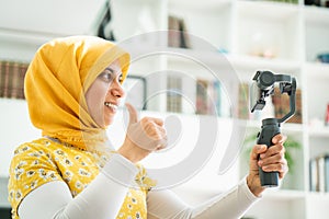 Donna musulmana contenuti connesso a internet 