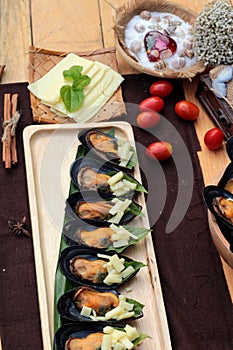 Mussel bake, sprinkle with cheese is delicious.