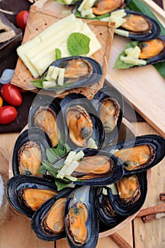 Mussel bake, sprinkle with cheese is delicious.