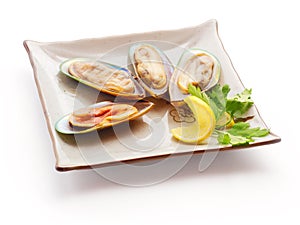 Mussel with lemon slice and parsley