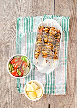 Mussel skewers with fresh salad