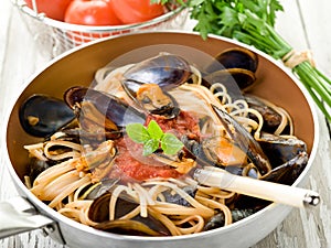 Mussel with tomato sauce