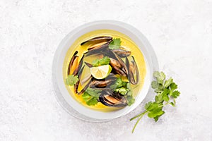 Mussels in coconut cream curry sauce, top down view