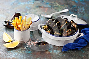 Mussels cooked with vegetable sauce