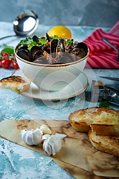 Mussels in Plate served with tomatos, toast and lemon