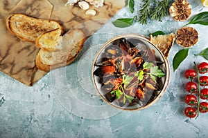 Mussels in Plate served with tomatos, toast and lemon