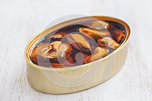 Mussels in sauce in iron box