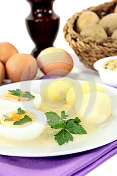 Mustard eggs with potatoes and parsley