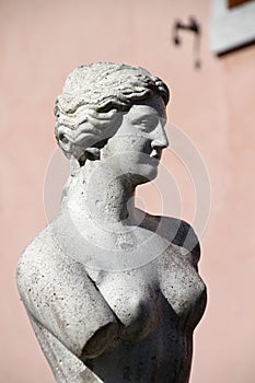 Mutilated venus statue