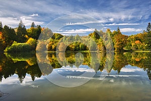 Jezero Mutné jazero v Kremnických vrších na podzim