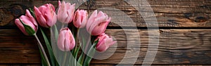 Muttertag Grusskarte mit pinken Tulpen auf Holz-Hintergrund - Alles Liebe zum Feiertag