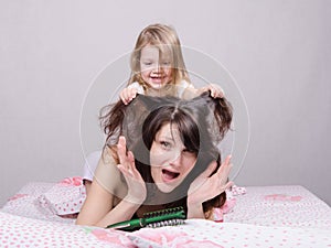 My daughter pulls her hair mom