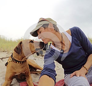 Mio il cane un io ho sul Spiaggia 