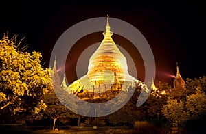 Birmania. templos de por la noche 