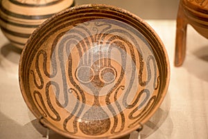 Mycenaean art pottery octopus figure decoration