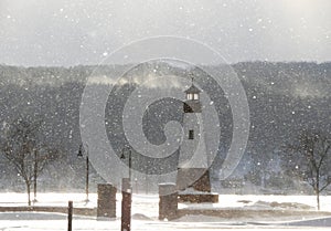 Faro sobre el durante la nieve 