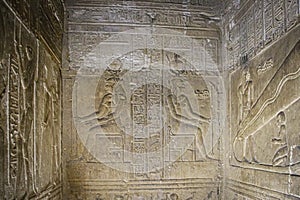Misterioso pinturas murales sobre el los muros de templo de  más cercano la ciudad de alcanzar el conocimiento. eléctrico lámparas en imagen 