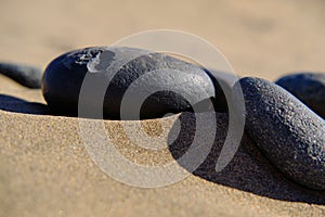 The mysterious story of two pebbles in the sand of Gran Canaria