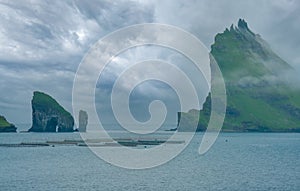 Místico brumoso a lo largo de Costa de isla feroés islas. rocoso picos de más cercano isla 