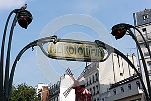 mÃÂ©tro entrance in Paris