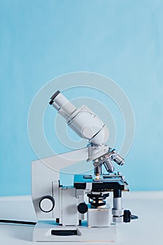 NÃÂ±Laboratory Microscope with multiple lenses.