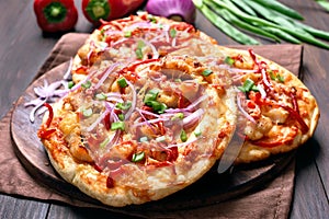 Naan pizza with chicken and vegetables